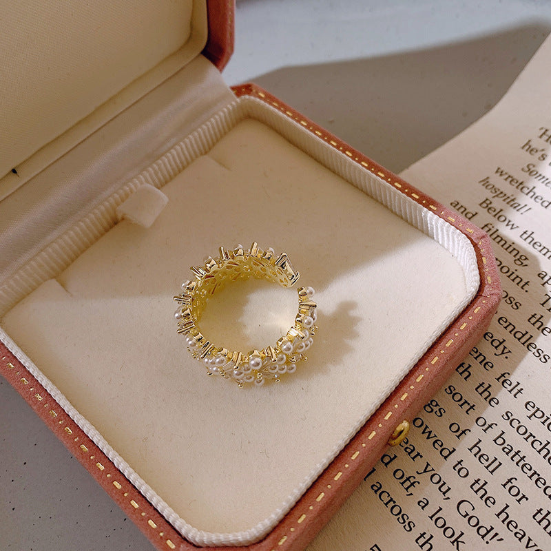 Elegant Gold Ring with Luxurious Pearls