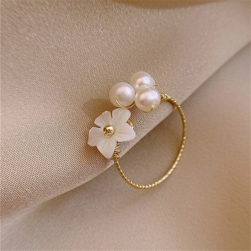 Elegant gold ring with adjustable pearl blossoms for a charming look