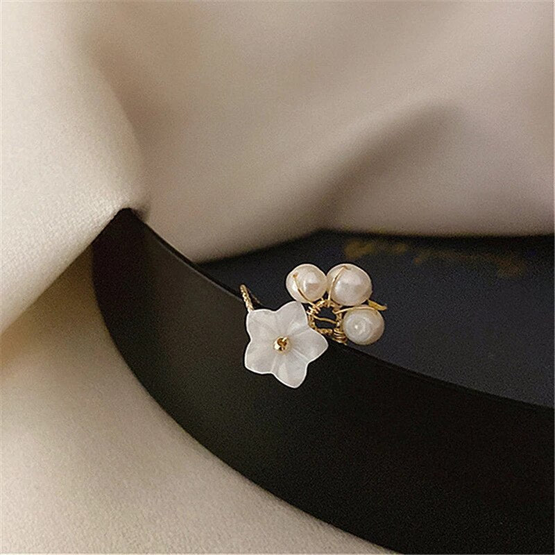 Elegant gold ring with adjustable pearl blossoms for a charming look