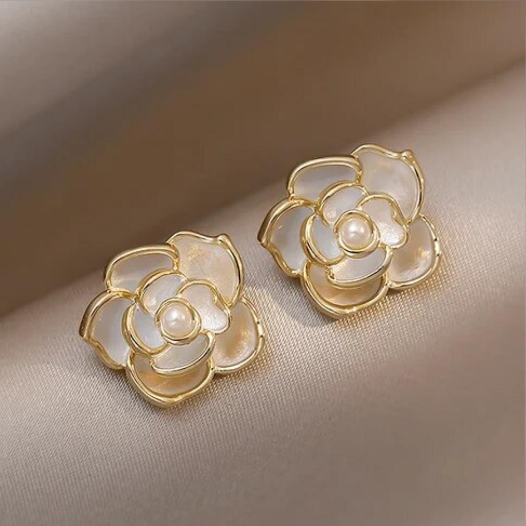 Chic white floral earrings with shimmering pearls