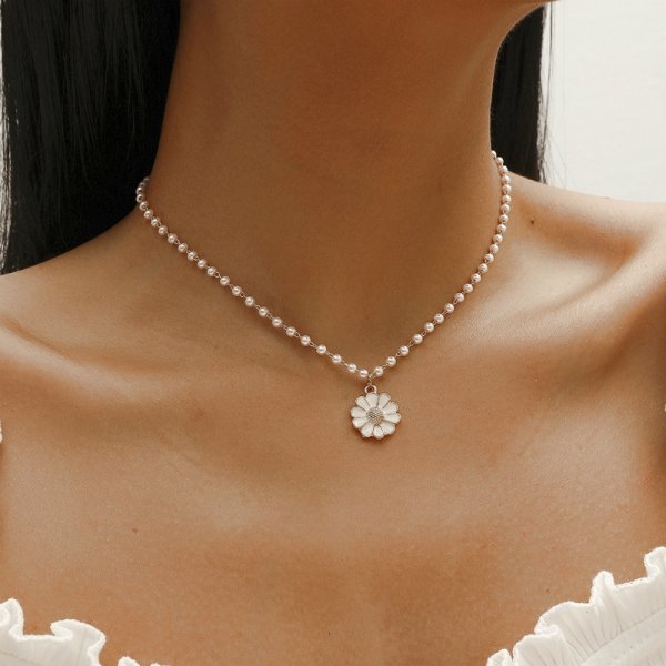 Pearl-embellished Daisy Charm – A Touch of Elegance and Nature