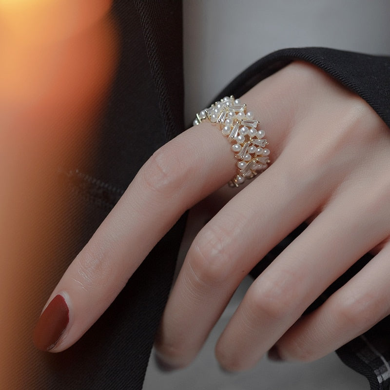 Elegant Gold Ring with Luxurious Pearls