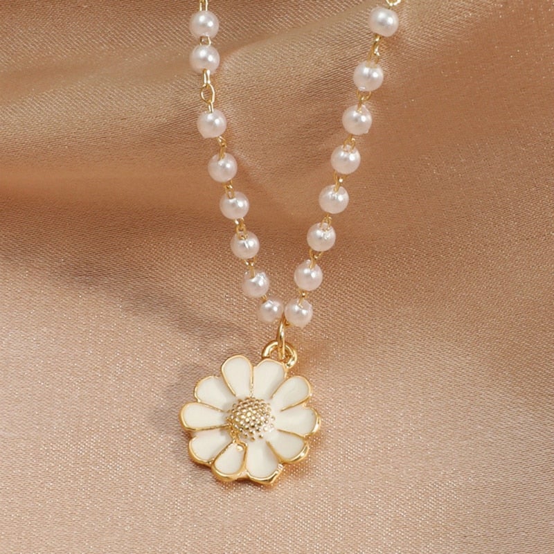 Pearl-embellished Daisy Charm – A Touch of Elegance and Nature