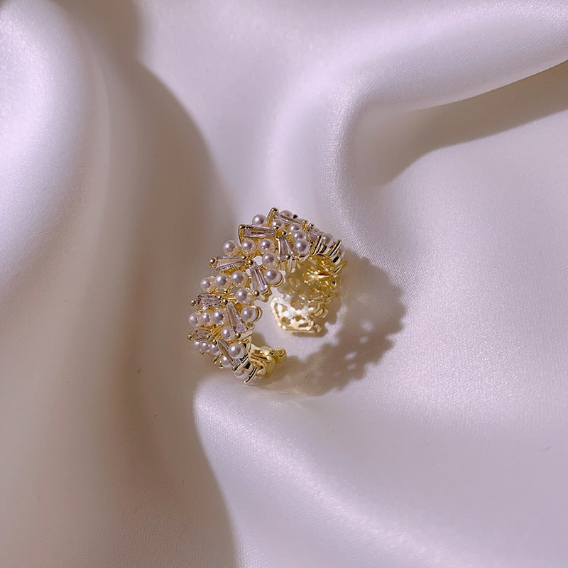 Elegant Gold Ring with Luxurious Pearls
