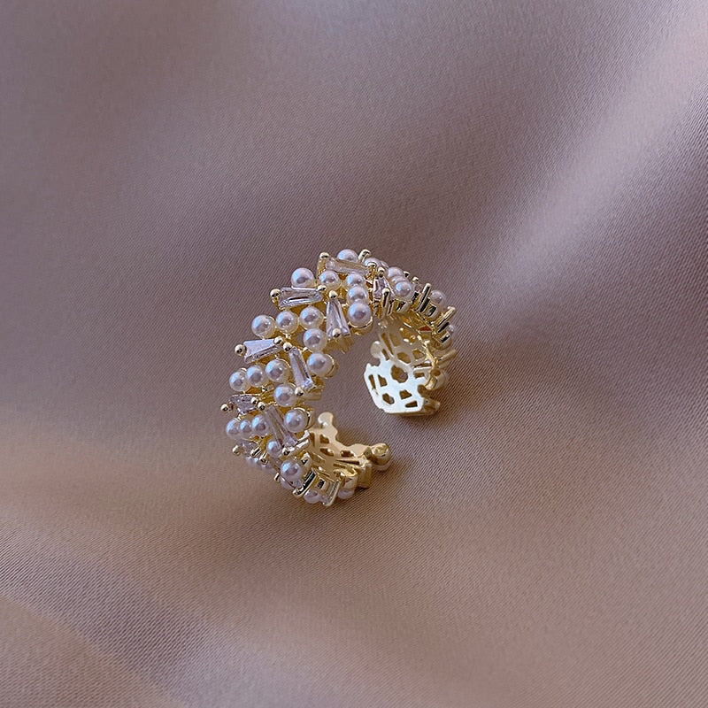 Elegant Gold Ring with Luxurious Pearls