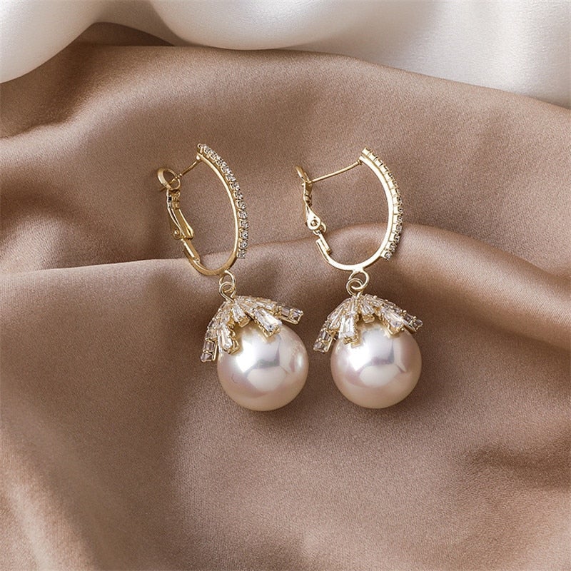 Elegant Malia Pearl Earrings – A Sparkling Statement for Any Occasion