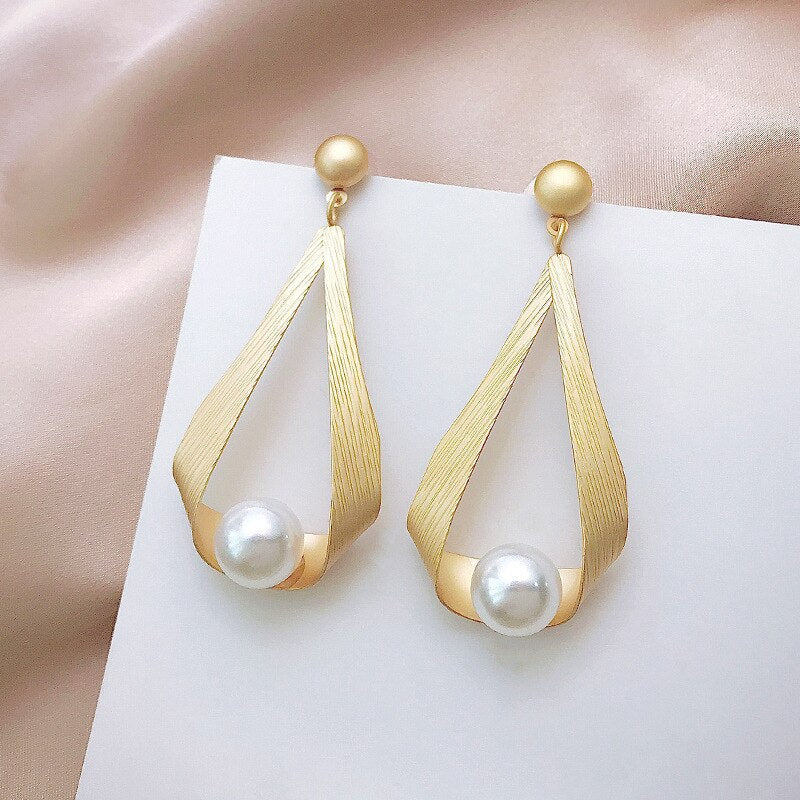 Elegant crystal earrings with stylish round pearls