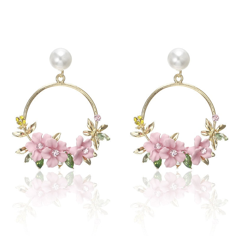 Elegant gold earrings with floral and pearl design