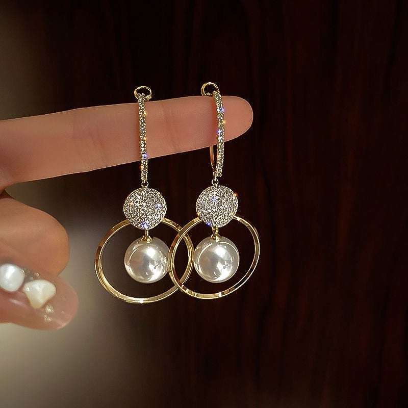 Elegant stud earrings with noble freshwater pearls and sparkling cubic zirconia