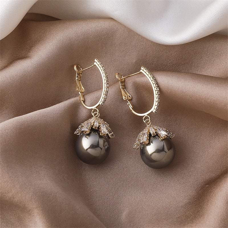Elegant Malia Pearl Earrings – A Sparkling Statement for Any Occasion