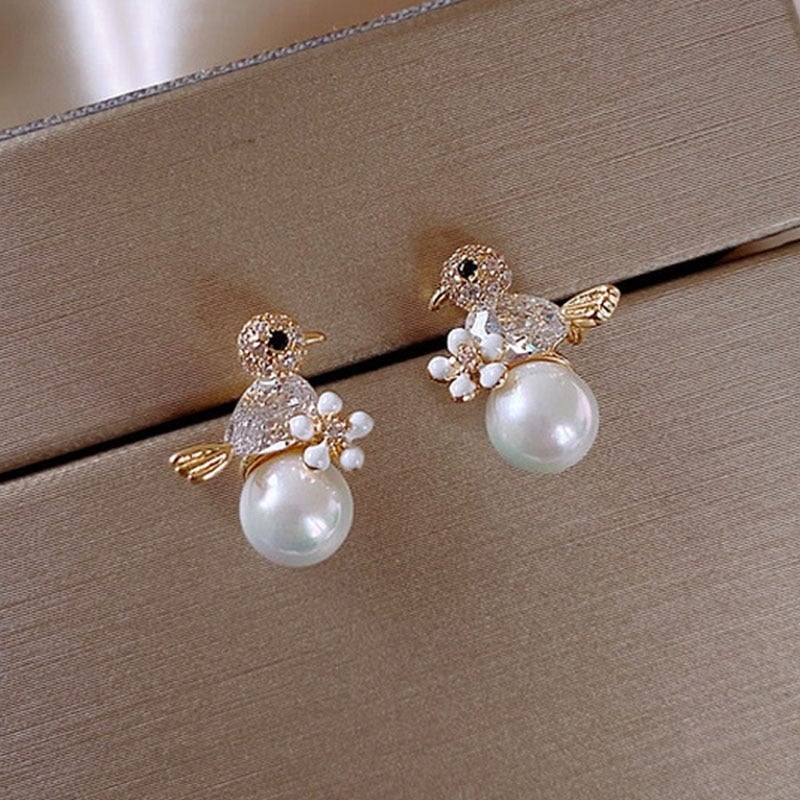 Elegant Birdie Earrings with Sparkling Zirconia and Noble Pearl Decorations