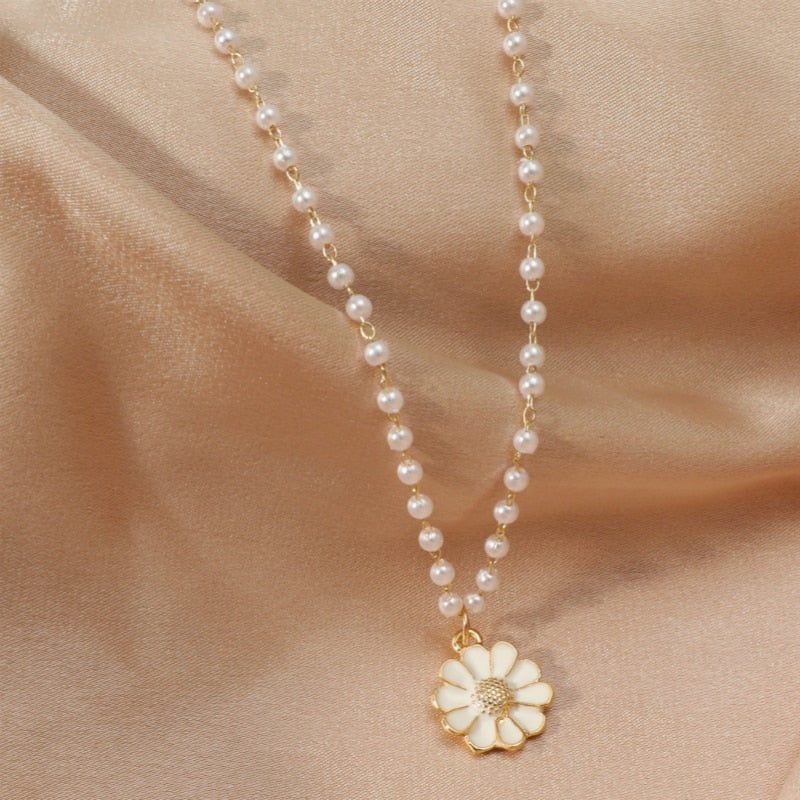 Pearl-embellished Daisy Charm – A Touch of Elegance and Nature