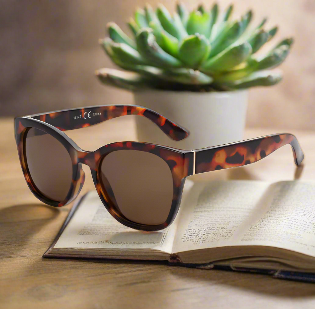 Fashionable original sunglasses with thick butterfly frame