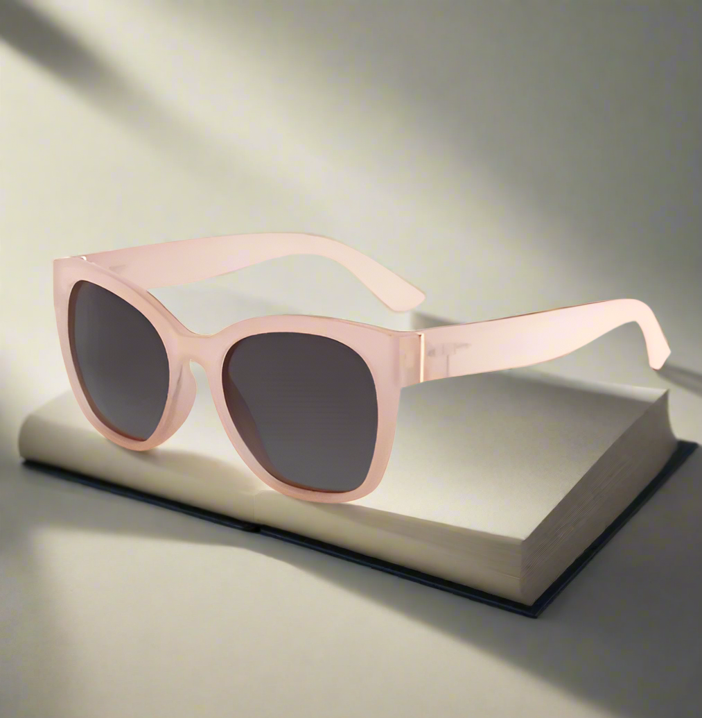 Fashionable original sunglasses with thick butterfly frame