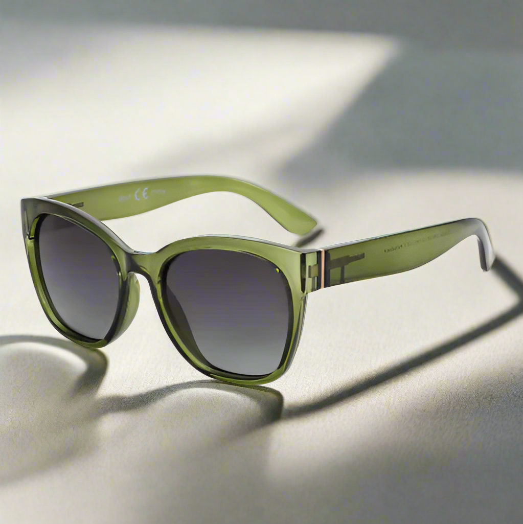 Fashionable original sunglasses with thick butterfly frame