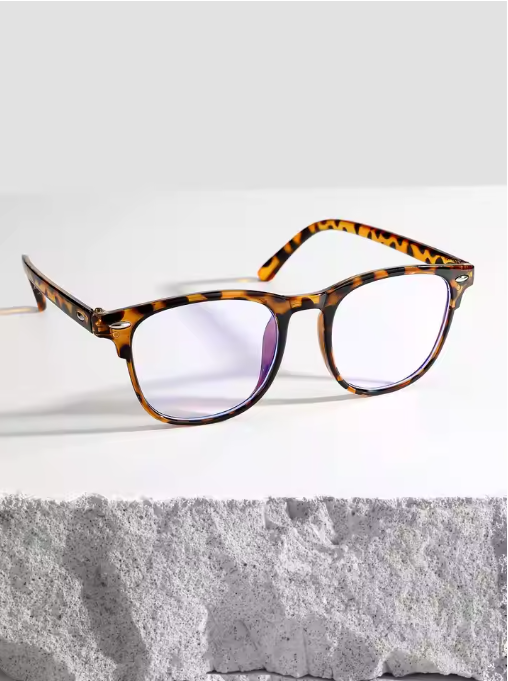 Oval parisian-style glasses