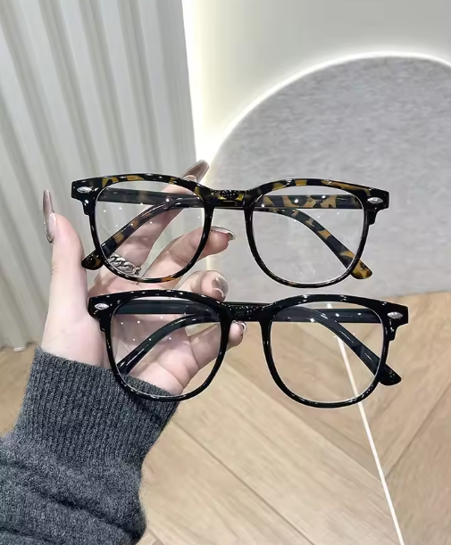 Oval parisian-style glasses