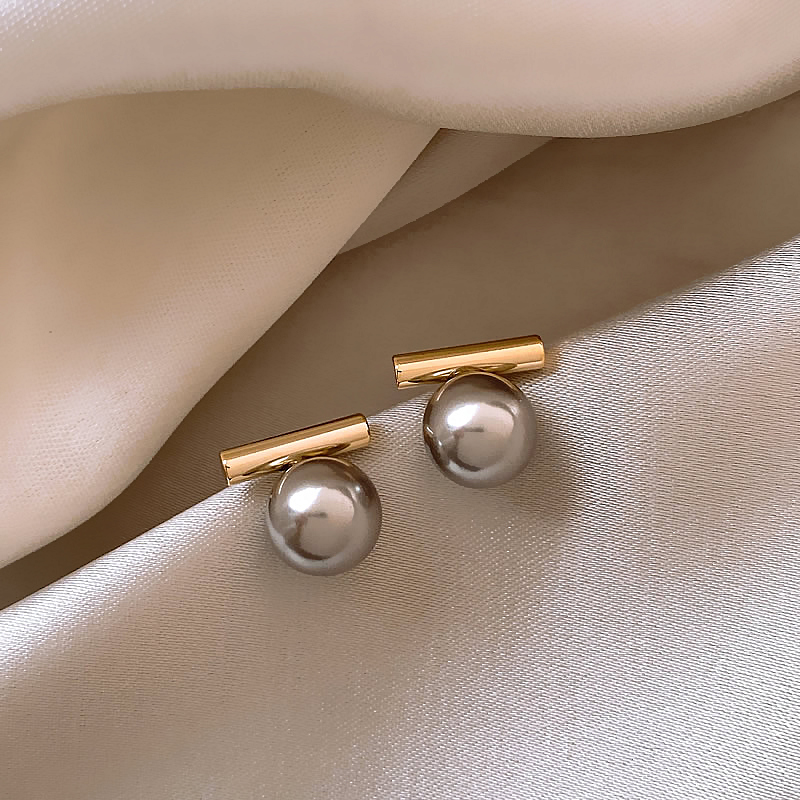 Charming gold earrings with dark pearls