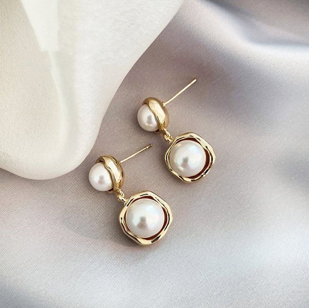 Elegant Pearl Earrings with Noble Gold Plating