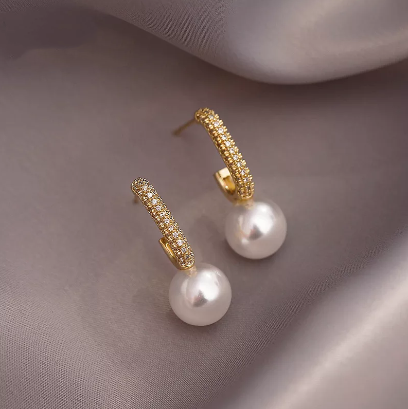 Shining Pearl Earrings in Seductive Light Gold