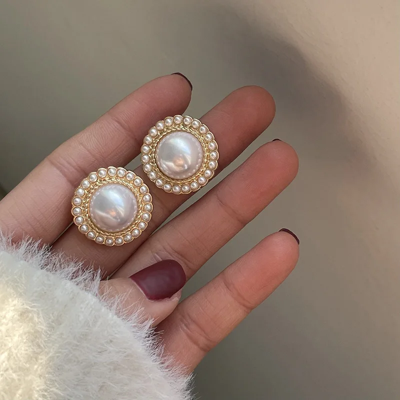 Shining Elegance: Luxurious Pearl Earrings